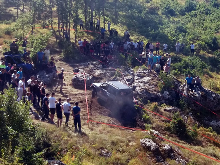 Око стотину возила учествовало на џипијади у Билећи