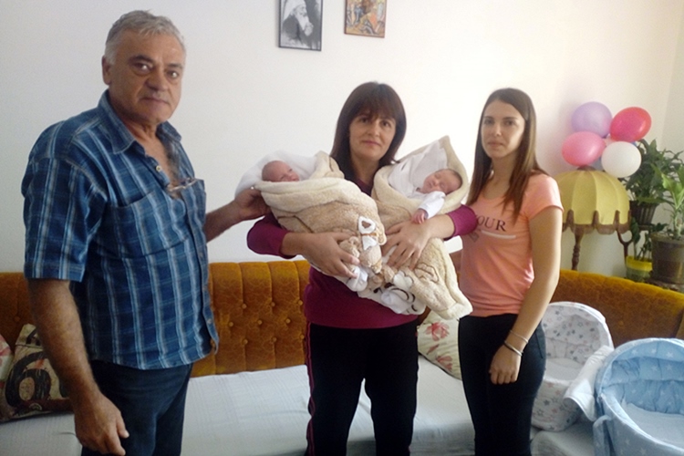 Budimir-Marija-i-Milica-sa-bebama-foto-Dubravka-Colovic.jpg (176 KB)