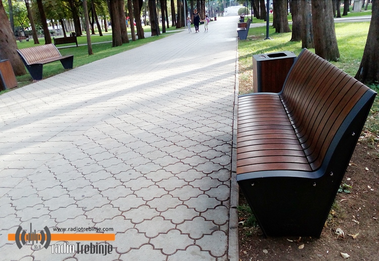 klupe-park.jpg (275 KB)