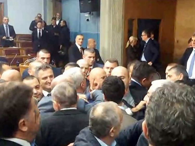 Бурна ноћ у Црној Гори: Спорни Закон о слободи вјероисповијести ипак усвојен (ВИДЕО)