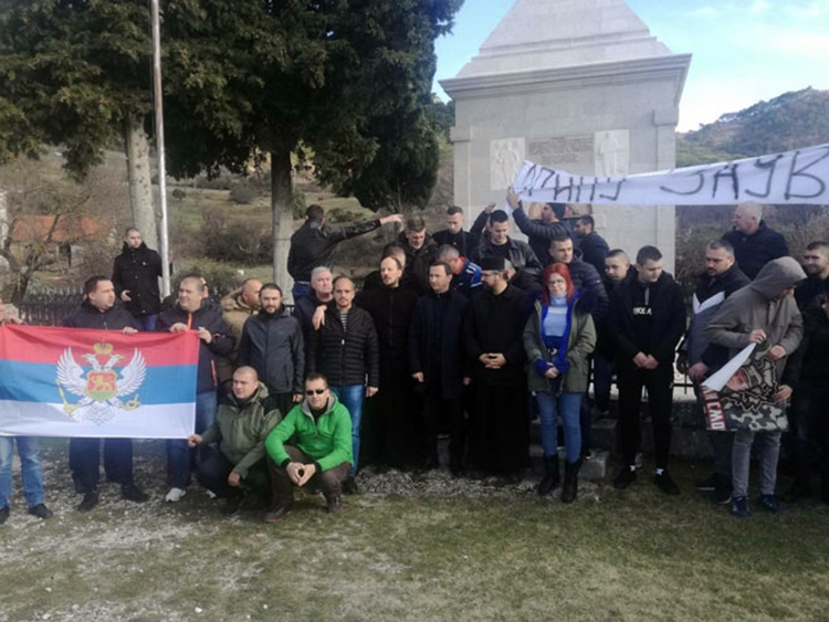 Грађани Херцеговине подржали вјернике и свештенство СПЦ у Црној Гори (ФОТО)