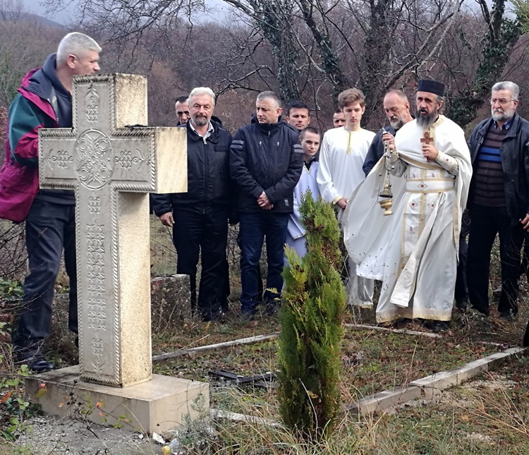 Служен помен невино пострадалим руским калуђерима манастира Дужи