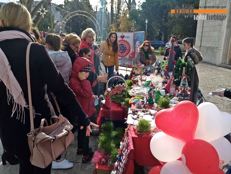 Базар за помоћ социјално угроженим ученицима