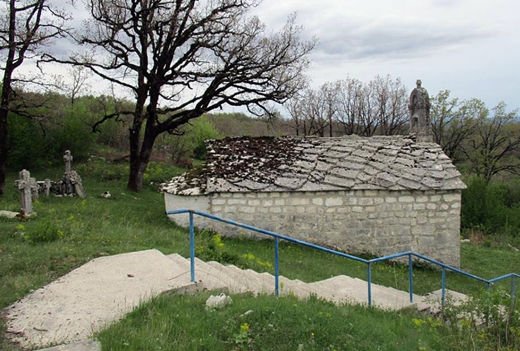 Црква Светог архангела Михаила и ПРЕДАЊЕ О ПРИЧЕШЋУ ВОЈСКЕ ПРЕД КОСОВСКИ БОЈ