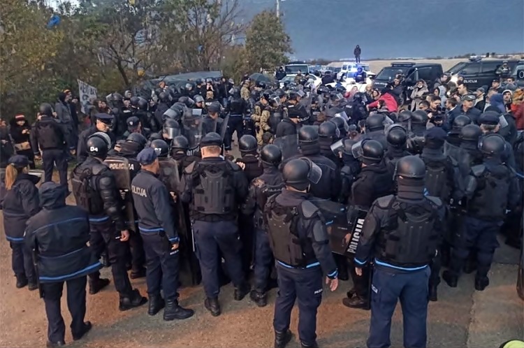 Полиција силом деблокирала депонију Уборак, има повријеђених