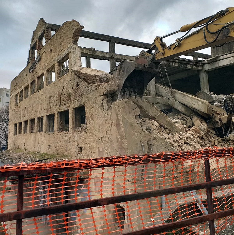 ФОТО: Почело рушење зграде „Новотекса“