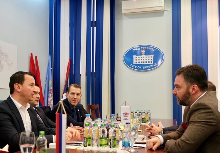 Министар Кошарац са представницима Градске управе Требиње и херцеговачким винарима