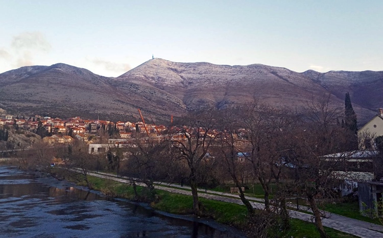 Јака бура и први снијег на Леотару