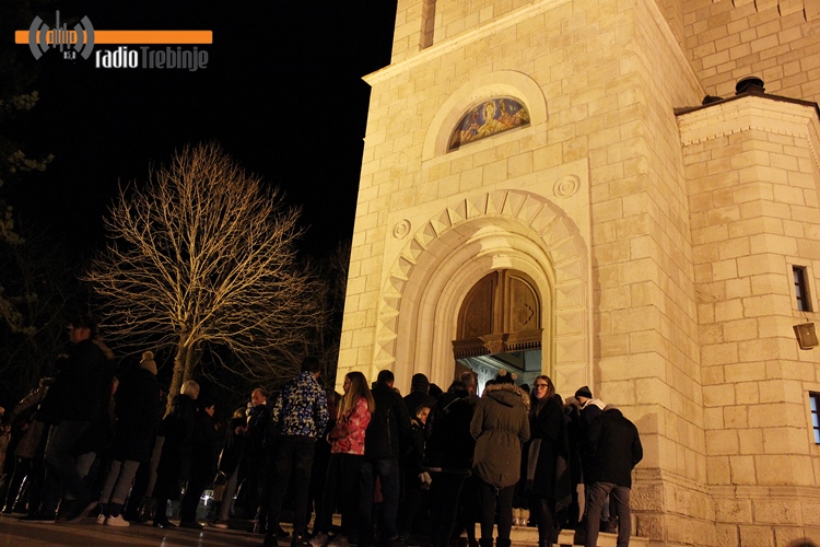 ХРИСТОС СЕ РОДИ! Поноћном литургијом почела прослава најрадоснијег празника