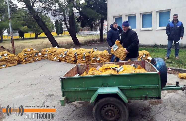 Производња кромпира у кооперацији са Аграрним фондом: ПОДИЈЕЉЕНО ПЕТ ТОНА СЈЕМЕНА ЗА 17 ПРОИЗВОЂАЧА