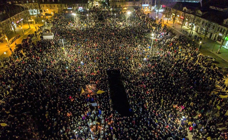 Митрополија: У литијама вечерас више од 200.000 вјерника