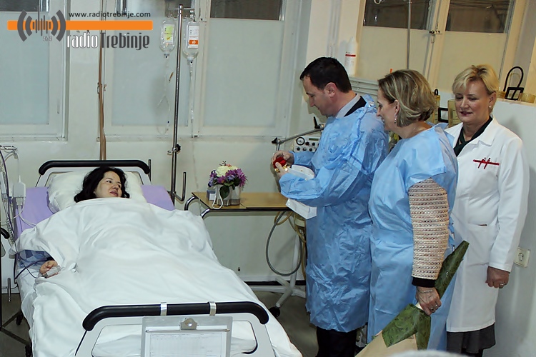 ЗЛАТНИК ЗА МАЛУ НАЂУ: Градоначелник Ћурић даровао прву бебу рођену у новој години