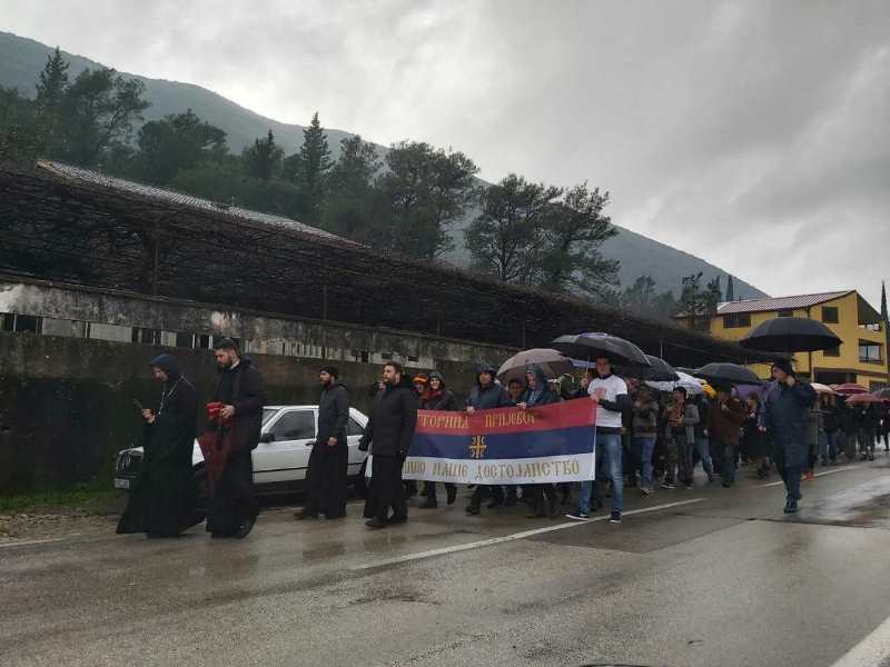 Владика Димитрије предводио литију из Суторине до Херцег Новог
