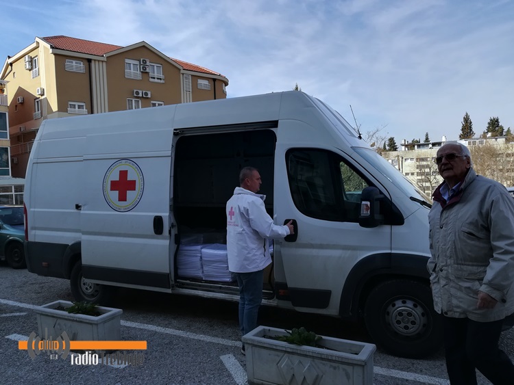 Црвени крст донирао постељину Болници Требиње