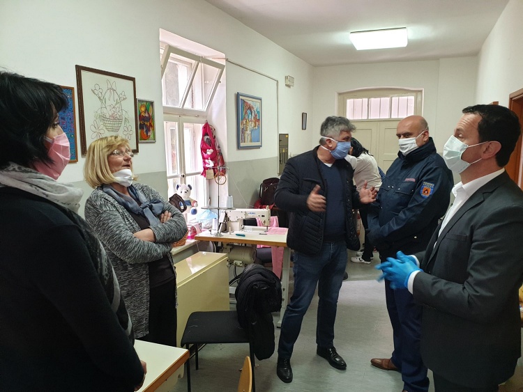 Ћурић у посјети удружењу „Сунце нам је заједничко“ – Хвала им што шију маске (ВИДЕО)