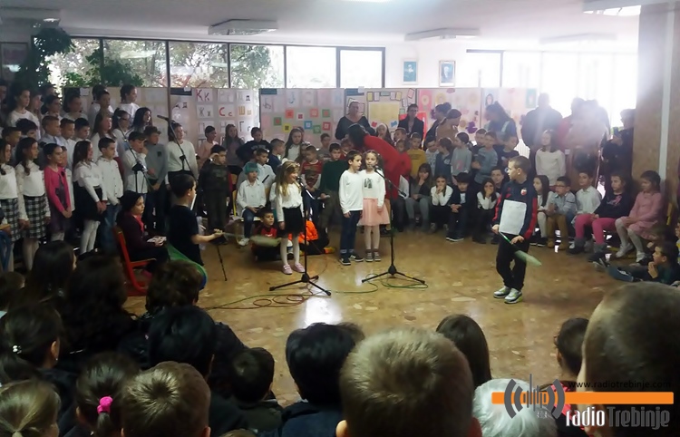 Школарци у Полицама приредбом честитали 8. март