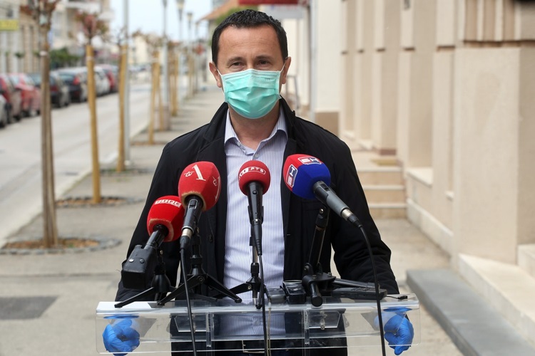    Ћурић – Пет новозаражених указује да је ситуација озбиљна, сви треба да смање контакте