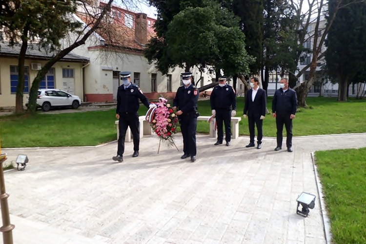 Положено цвијеће на спомен-обиљежје погинулим припадницима ЦЈБ Требиње