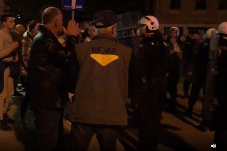 Хаос у Никшићу и Пљевљима: Полиција бацила сузавац, грађани каменице (ВИДЕО)