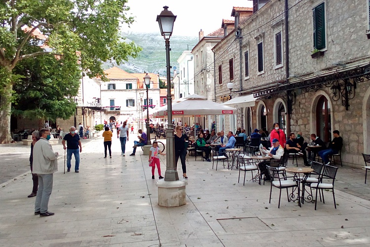 Са баштама кафића оживјеле и улице града (ФОТО)