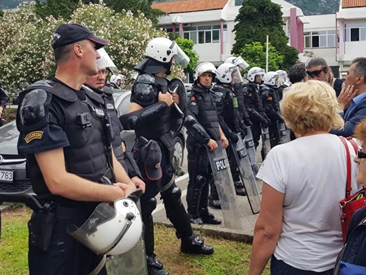 Опсада Будве - специјалци и полиција на свакој раскрсници, напето у центру града
