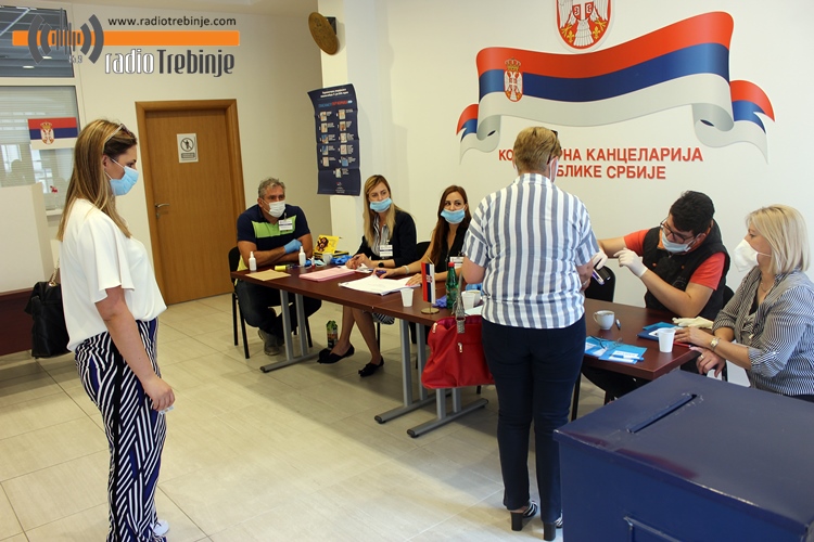 У ТРЕБИЊУ СЕ ПРВИ ПУТ ГЛАСА ЗА ИЗБОРЕ У СРБИЈИ: Велико интересовање наших суграђана са двојним држављанством