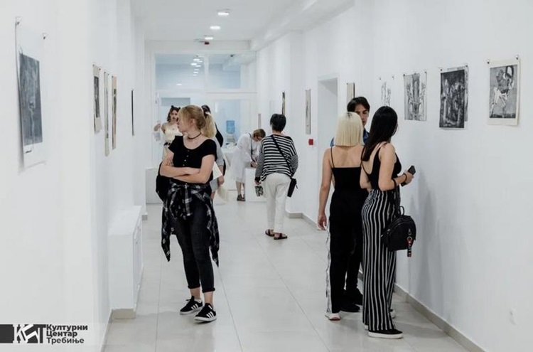 U Galeriji KC-a otvorena izložba  „GDJE TI BUDEŠ SUTRA – BIT ĆU TAMO“