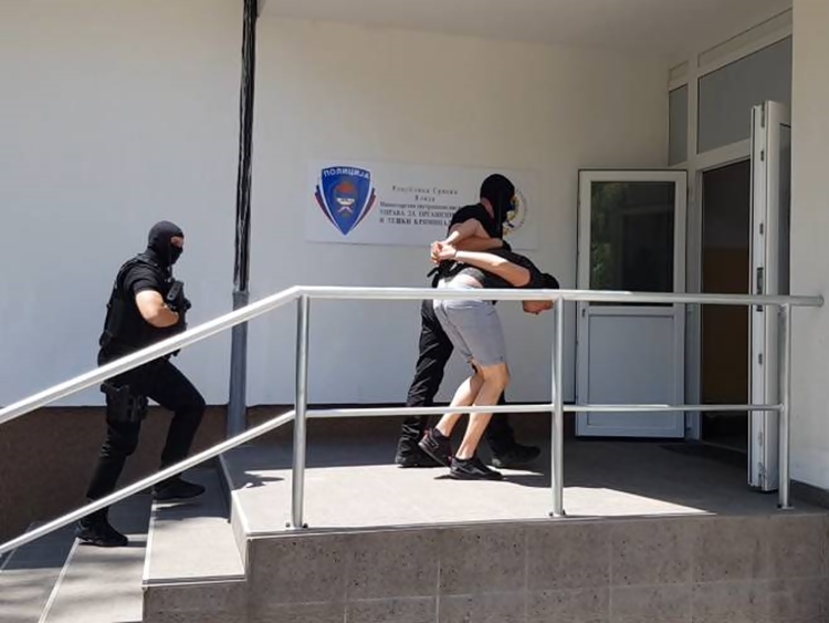 Ухапшени Требињци спроведени у Управу за организовани и тешки криминалитет (ФОТО/ВИДЕО)