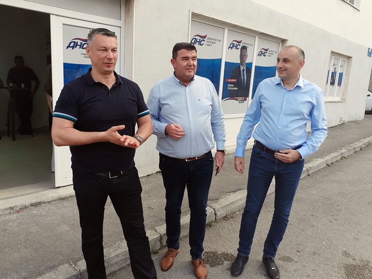ДНС у новим просторијама: Очекују добар изборни резултат