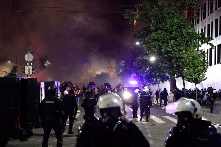Биланс протеста у Београду - повријеђено 19 полицајаца и 17 демонстраната