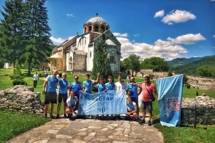 СРЕДЊОВЈЕКОВНИМ МАНАСТИРИМА У ПОХОДЕ: Требињски бициклисти стигли у манастир Студеницу