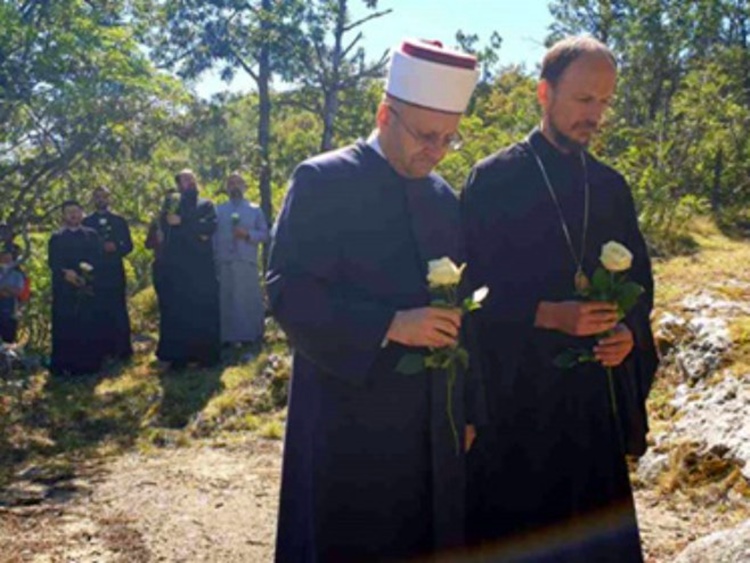 Епископ Димитрије и муфтија мостарски посјетили Корићку јаму и јаму Чавкарицу