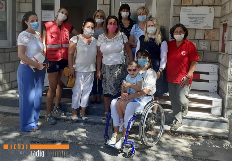 Актив жена СНСД-а Требиње донирао школски прибор за основце из социјално угрожених породица