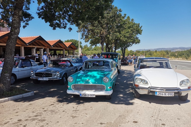 Олдтајмери дефиловали Билећом