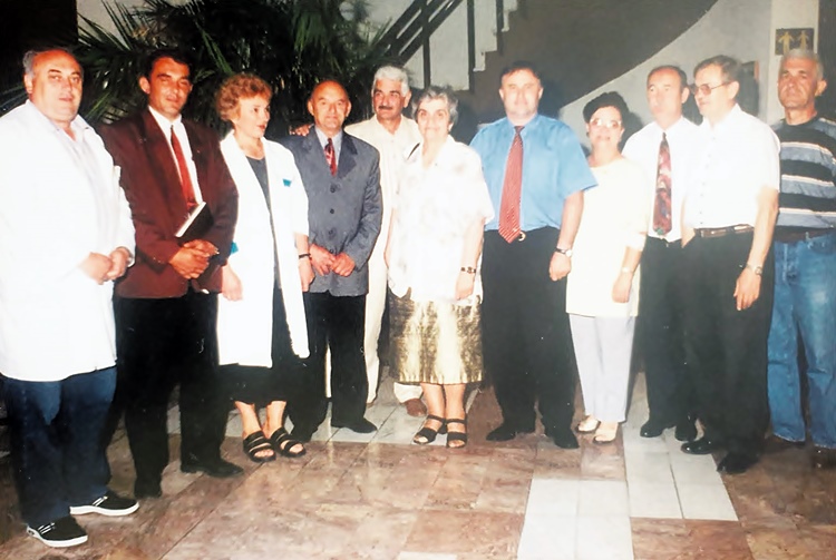 1998. god. posjeta trebinjskih davalaca Kru&scaron;evcu, neposredno pred odlazak dr Perside Koči&scaron;ević u penziju, žene koja je mnogo značila svim davaocima krvi.JPG (139 KB)