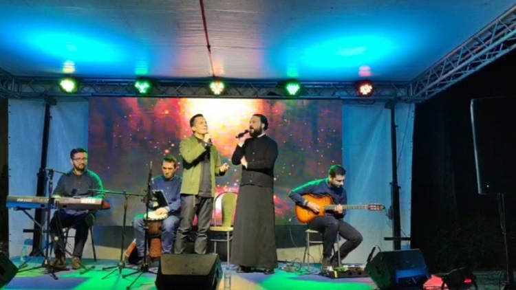 Đakon Branislav Rajković na koncertu u Trebinju sa Arminom Muzaferijom zapjevao poznatu ljubavnu pjesmu (VIDEO)