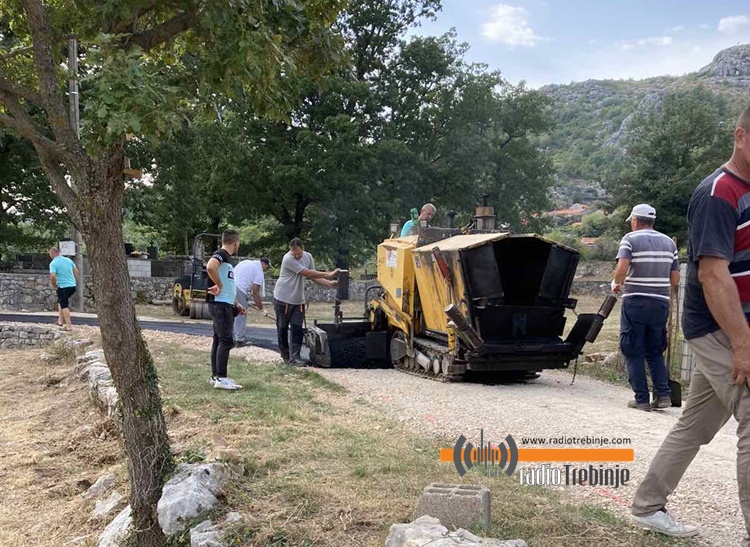 Стигао асфалт до цркве и гробља у селу Шћеница