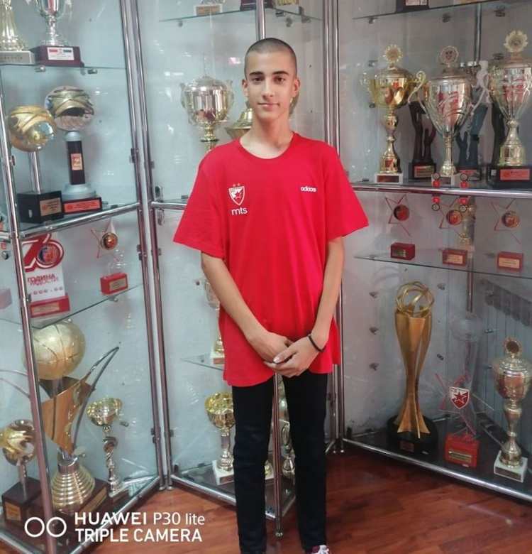 ВЕЛЕЖОВ КОШАРКАШКИ ТАЛЕНАТ УРОШ ГРАХОВАЦ ПОТПИСАО УГОВОР СА ЗВЕЗДОМ