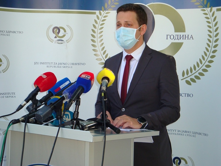 Zaražena još 72 lica, umrla žena iz Foče