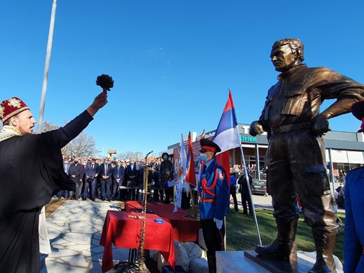 Откривен споменик славном команданту Новици Гушићу