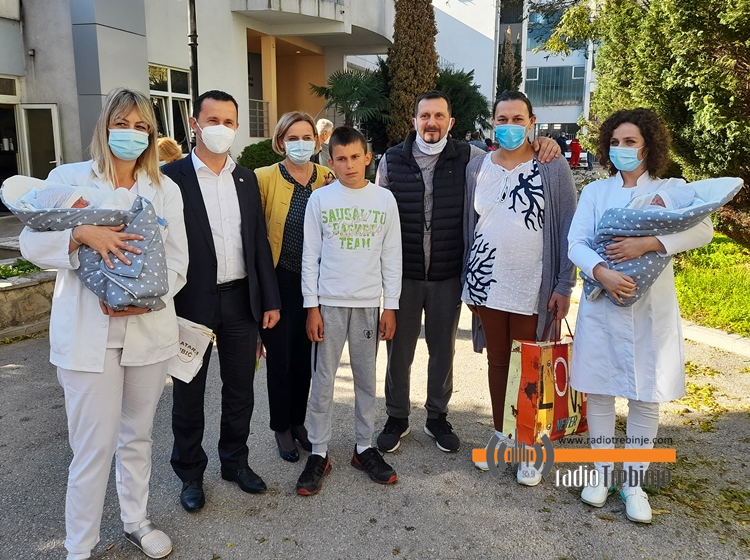 Градоначелник Ћурић близанкиње у најбројнијој требињској породици даровао златником, а мајци обећао посао