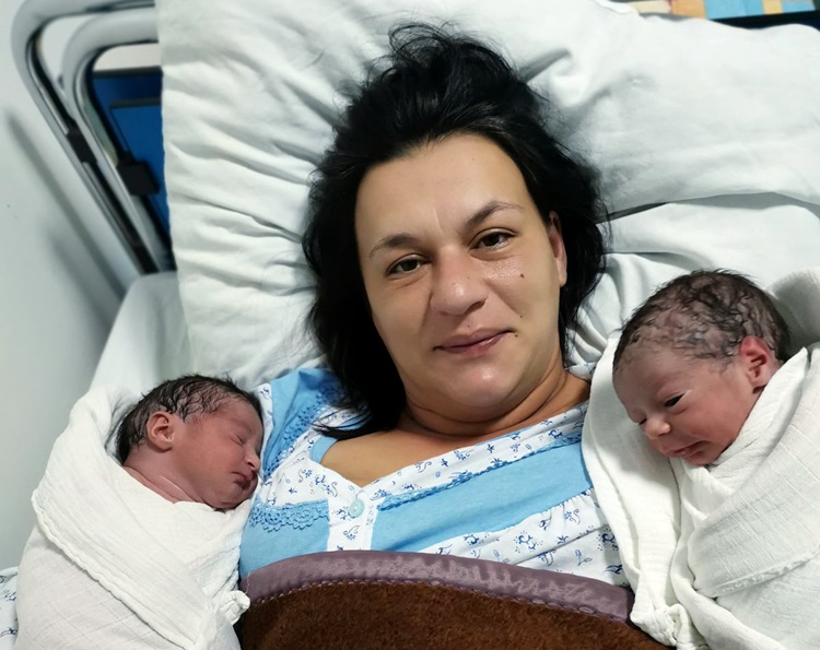Илијана Милојевић родила близанкиње, осмо и девето дијете