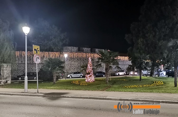 Засијали први лампиони у Требињу