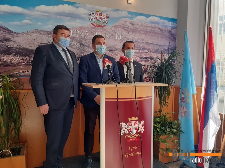 Министар Милош Лучић у посјети Требињу: Разговарано о завршетку изградње зграде за избјегле и расељене