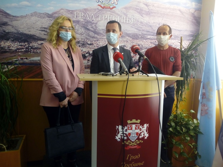 Потписани уговори о стипендирању дјеце са села