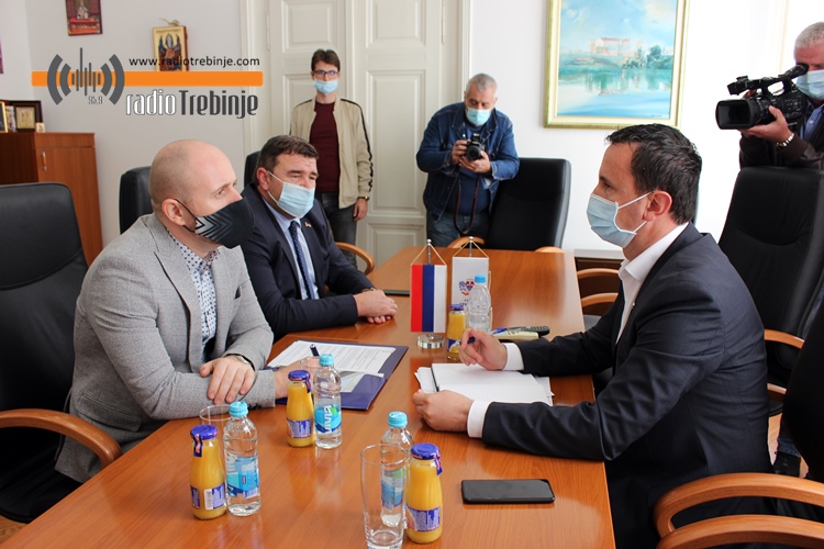 Потписан уговор о санацији путне инфраструктуре за расељена и избјегла лица у Петровом Пољу