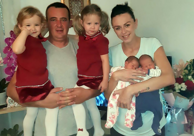 КУЋА ПУНА СРЕЋЕ НАКОН ДЕЦЕНИЈЕ БОРБЕ: Милијан и Сандра Мијановић добили четири бебе из два покушаја вантјелесне оплодње