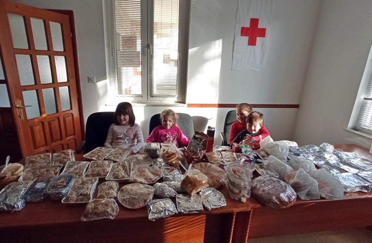 Vrijedne i humane Trebinjke zasukale rukave da i drugi osjete radost praznika