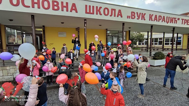 Osnovci pustili balone sa porukama dobrog zdravlja, ljubavi, sreće...