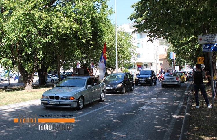 НЕ ДАМО СВЕТИЊЕ: Велика ауто литија из Требиња кренула до Клобука